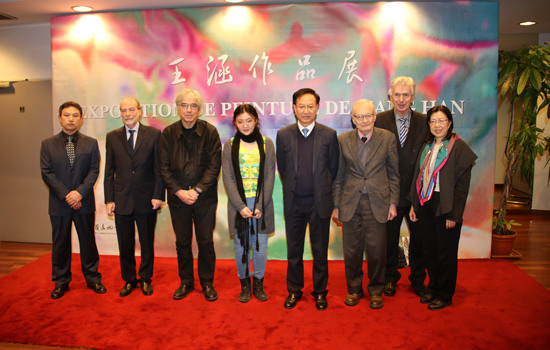 中國僑網(wǎng)嘉賓出席王涵作品展開幕式,。(法國《歐洲時報》/黃冠杰 攝)