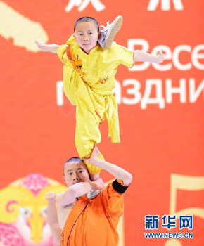 中國僑網2月4日晚,,在烏茲別克斯坦首都塔什干突厥宮,藝術家在表演中國武術和舞蹈,。(沙達提 攝)