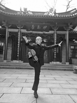 中國僑網(wǎng)夏寶峰展示內(nèi)家拳,。