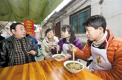 中國僑網王師傅親手制作小面給兩位徒弟品嘗,。(雷鍵 攝)