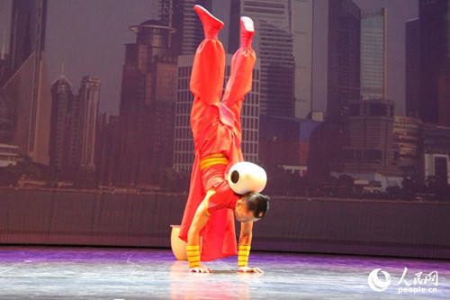 中國(guó)僑網(wǎng)圖為雜技表演“頂缸”。(李增偉 攝)