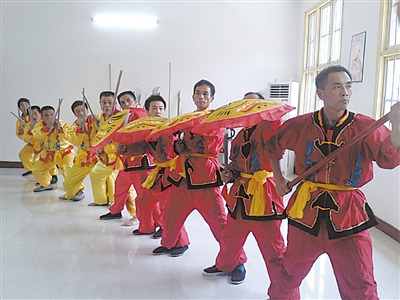 中國僑網(wǎng)藤牌舞的表演者正在進行排練,。