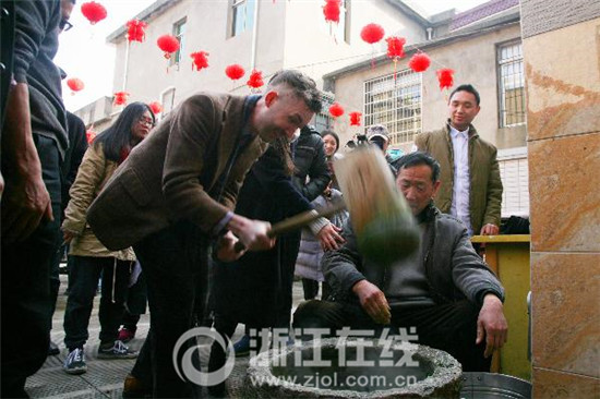 中國僑網老外體驗打年糕,。