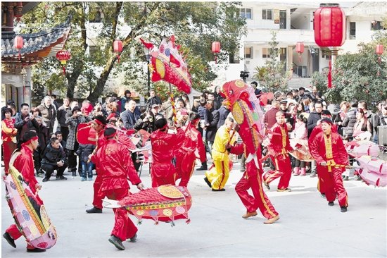 中國(guó)僑網(wǎng)青田魚燈表演,。(梁臻 孫瀟娜 張尚偉/攝)