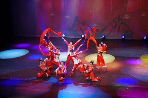 中國僑網開場群舞中國鐵路文工團的《紅紅火火》帶來了中國春節(jié)的喜慶熱鬧。(李學江 攝)
