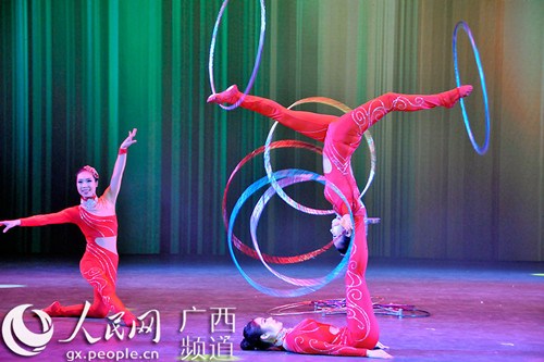 中國(guó)僑網(wǎng)雜技《晃圈》,。