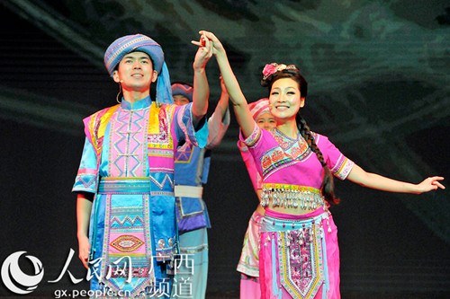 中國(guó)僑網(wǎng)男女對(duì)唱《藤纏樹》。