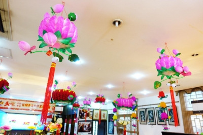 中國(guó)僑網(wǎng)剪紙博物館內(nèi)的花燈,。(張卓君 攝)