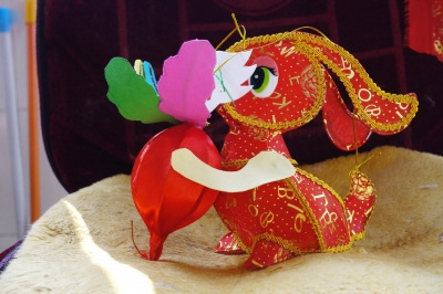 中國(guó)僑網(wǎng)揚(yáng)州花燈“兔子拔蘿卜”,。(張卓君 攝)
