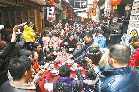 中國(guó)僑網(wǎng)14日,中山古鎮(zhèn)“千米長(zhǎng)宴”現(xiàn)場(chǎng),。(鄒飛 攝)