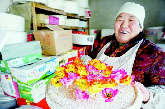 中國(guó)僑網(wǎng)李瑞英展示她做的四季花面塑,她的面塑遠(yuǎn)近聞名,不少人慕名前來(lái)學(xué)藝,遠(yuǎn)的傳到了韓國(guó),。(韓逸 攝)