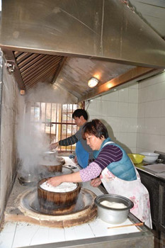 中國(guó)僑網(wǎng)宋愛華夫婦制作桶蒸糕,。(翁文仙 攝)