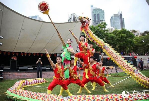 中國僑網(wǎng)情人港湯柏倫公園舉行的舞龍表演,。(攝影 馬小龍)