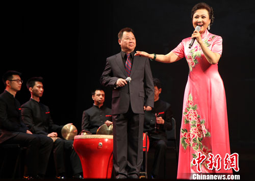中國(guó)僑網(wǎng) 當(dāng)?shù)貢r(shí)間2月22日,“文化中國(guó)·四海同春”2015年新春京劇文藝晚會(huì)在美國(guó)休斯敦大學(xué)卡倫堂隆重上演,。圖為張派青衣名家王蓉蓉(右一)表演《沙家浜》“智斗”選段。中新社發(fā) 王歡 攝