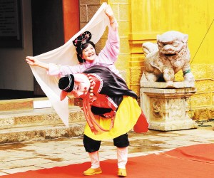 中國僑網(wǎng)楊美淮表演花燈,。