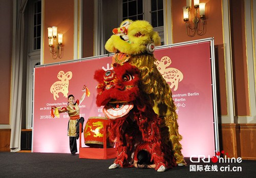 中國(guó)僑網(wǎng)開場(chǎng)大鼓舞獅表演。