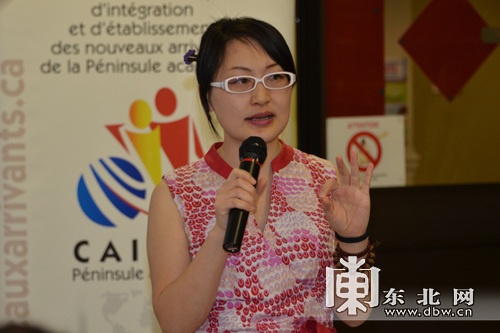 中國僑網(wǎng)曉欣在做演講。