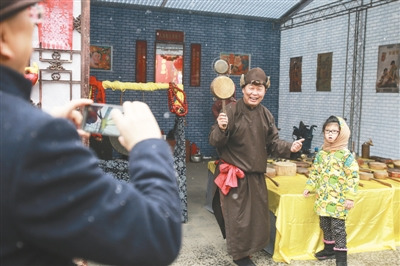 中國僑網2月19日,地壇廟會,宋振忠向游客講述老北京人過年習俗,。(彭子洋 攝)