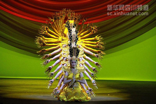 中國僑網(wǎng)2月23日,,在英國首都倫敦,,演員在“文化中國·四海同春”羊年新春慰僑演出上表演舞蹈《千手觀音》。(新華社記者夏曉 攝)
