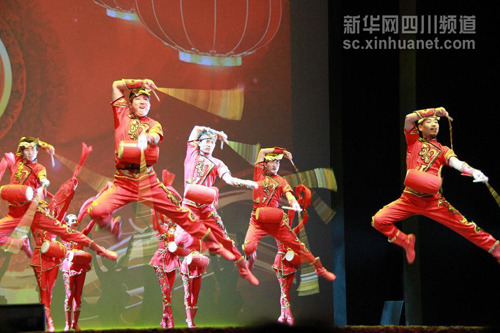 中國僑網(wǎng)2月23日,在英國首都倫敦,,演員在“文化中國·四海同春”羊年新春慰僑演出上表演舞蹈《新春花鼓》,。(新華社記者夏曉 攝)