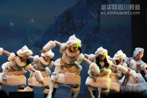 中國僑網(wǎng) 2月23日,,在英國首都倫敦,,演員在“文化中國·四海同春”羊年新春慰僑演出上表演舞蹈《打歌打舞》,。(新華社記者夏曉 攝 )
