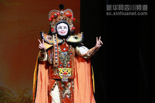 中國僑網(wǎng) 2月23日,,在英國首都倫敦,,演員在“文化中國·四海同春”羊年新春慰僑演出上表演川劇變臉。 (新華社記者夏曉 攝)