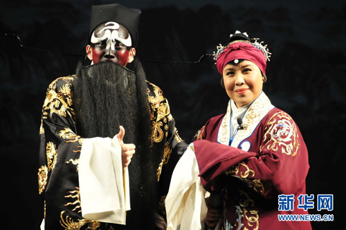 中國僑網(wǎng)圖七為翟墨(右)與方旭表演《赤桑鎮(zhèn)》,。