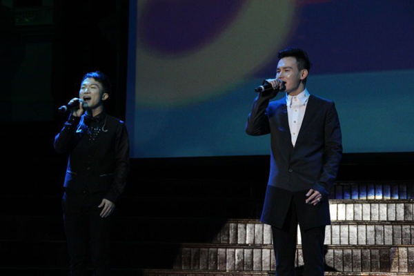 中國(guó)僑網(wǎng)第三季《中國(guó)好聲音》學(xué)員周深、李維演唱《貝加爾湖畔》,。