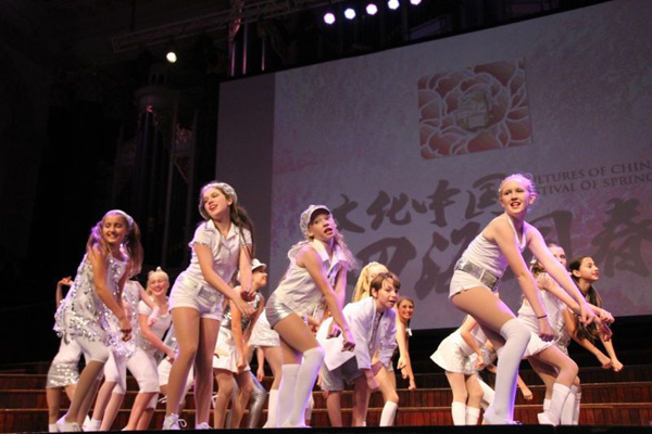 中國僑網(wǎng)澳大利亞華星藝術團少兒舞蹈團表演舞蹈《歡樂新年》。