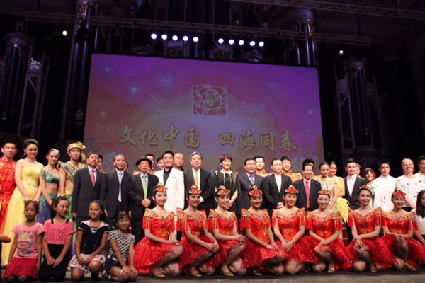 中國僑網(wǎng)大洋洲團成員與中國駐悉尼領(lǐng)事館成員及當?shù)赜^眾合影,。