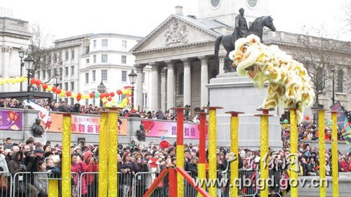 中國僑網(wǎng)南粵特色—高樁舞獅令觀眾嘆為觀止,。