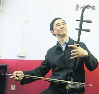 中國(guó)僑網(wǎng)朱昌耀現(xiàn)場(chǎng)演奏,,展現(xiàn)高招功力,。(馬來(lái)西亞《星洲日?qǐng)?bào)》)