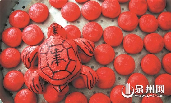中國僑網(wǎng)象征喜氣的紅包與“長壽龜”,是春節(jié)期間祭祖款客的傳統(tǒng)糕點(diǎn)。(張九強(qiáng) 攝)