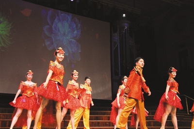 中國(guó)僑網(wǎng) 暨南大學(xué)學(xué)生藝術(shù)團(tuán)表演舞蹈《難忘今宵》,?!度嗣袢?qǐng)?bào)海外版》