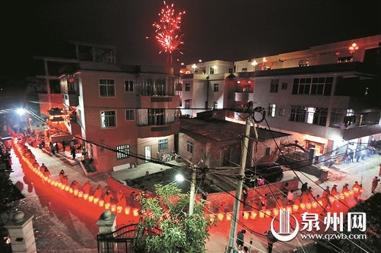 中國僑網(wǎng)拔拔燈祈福。