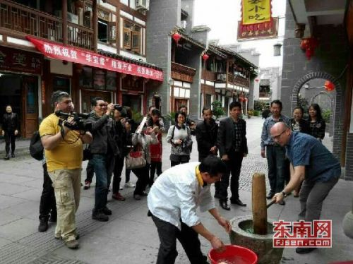 中國僑網(wǎng)波蘭國家電視臺攝制組走進(jìn)沙縣。