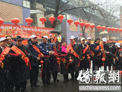 中國僑網(wǎng)中國駐紐約副總領(lǐng)事張美芳(左7),、紐約市議員陳倩雯(左6),、福建公所主席鄭時(shí)甘(左5)和李華(左8)等政商界人士為活動(dòng)剪彩,。(美國《僑報(bào)》/林菁 攝)