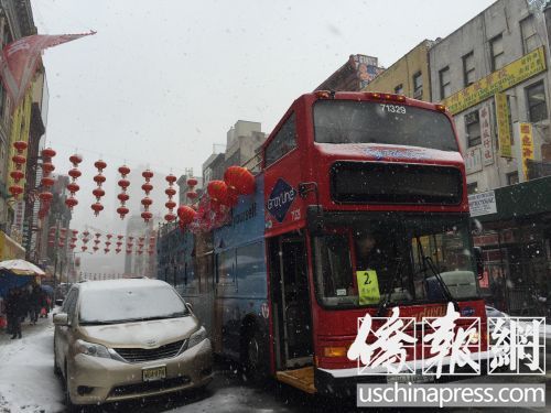 中國僑網(wǎng)主辦方用大紅燈籠裝點(diǎn)花車,。(美國《僑報(bào)》/林菁 攝)