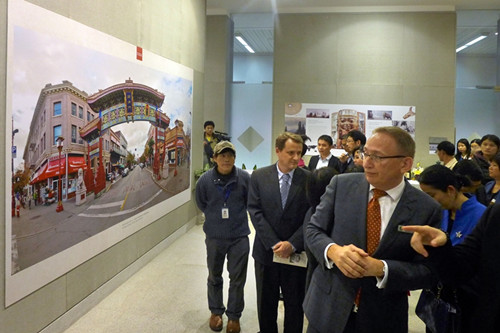 中國(guó)僑網(wǎng)加拿大華裔史起源圖片展,,在廣東省立中山圖書館開展,。(鄭迅 攝)