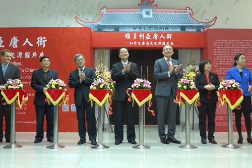 中國(guó)僑網(wǎng)加拿大華裔史起源圖片展在廣東省立中山圖書館開展,,嘉賓剪彩,。(鄭迅 攝)