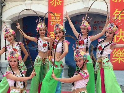 中國僑網(wǎng)廣東藝術(shù)團演出富有特色的民族舞蹈,。