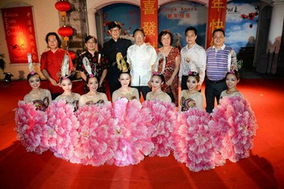 中國僑網(wǎng)演出結(jié)束后張國保總領(lǐng)事,、中法學(xué)校校友會會長,、留尼旺華人協(xié)會總會會長等與演員合影。