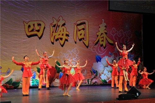 中國(guó)僑網(wǎng)暨南大學(xué)學(xué)生藝術(shù)團(tuán)表演舞蹈,。(海外網(wǎng))