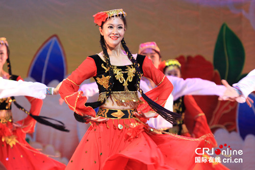 中國(guó)僑網(wǎng)維吾爾族舞蹈《掀起你的蓋頭來(lái)》(國(guó)際在線)