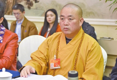 中國僑網(wǎng)全國人大代表,、少林寺方丈釋永信。(平偉 攝)