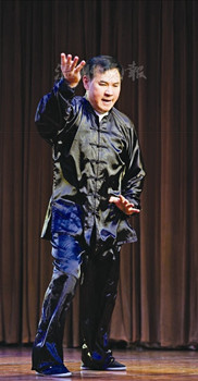 中國僑網(wǎng)潘挺宇正在演練自創(chuàng)的“南太極拳”。(余日遷 攝)