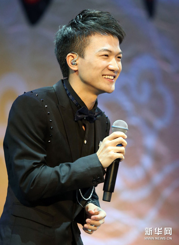 中國僑網(wǎng)圖為歌手周深在演唱“歡顏”,。(新華社/周丹 攝)