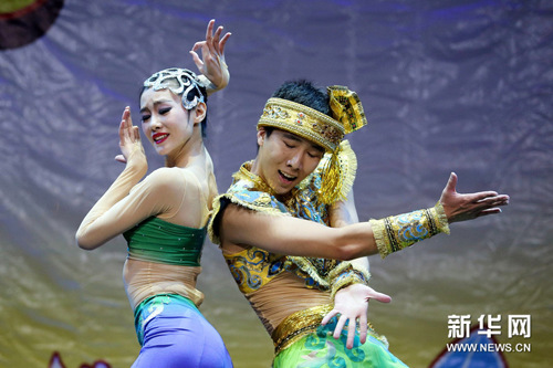 中國僑網(wǎng)圖為中央民族歌舞團演員肖榮浩、王子洋的舞蹈“孔雀”。(新華社/周丹 攝)