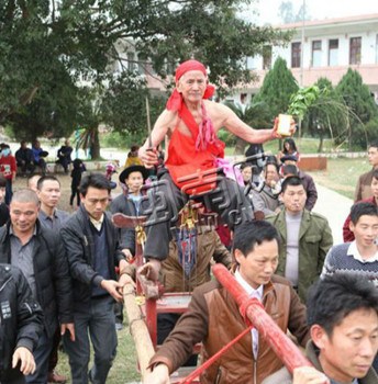 中國(guó)僑網(wǎng)陳福興老人坐在滿是刀片架的座位上。