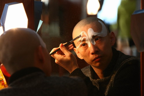中國僑網(wǎng)飾演《赤桑鎮(zhèn)》包拯的青年演員方旭在后臺勾臉 (《今日中國》/喻捷 圖)
